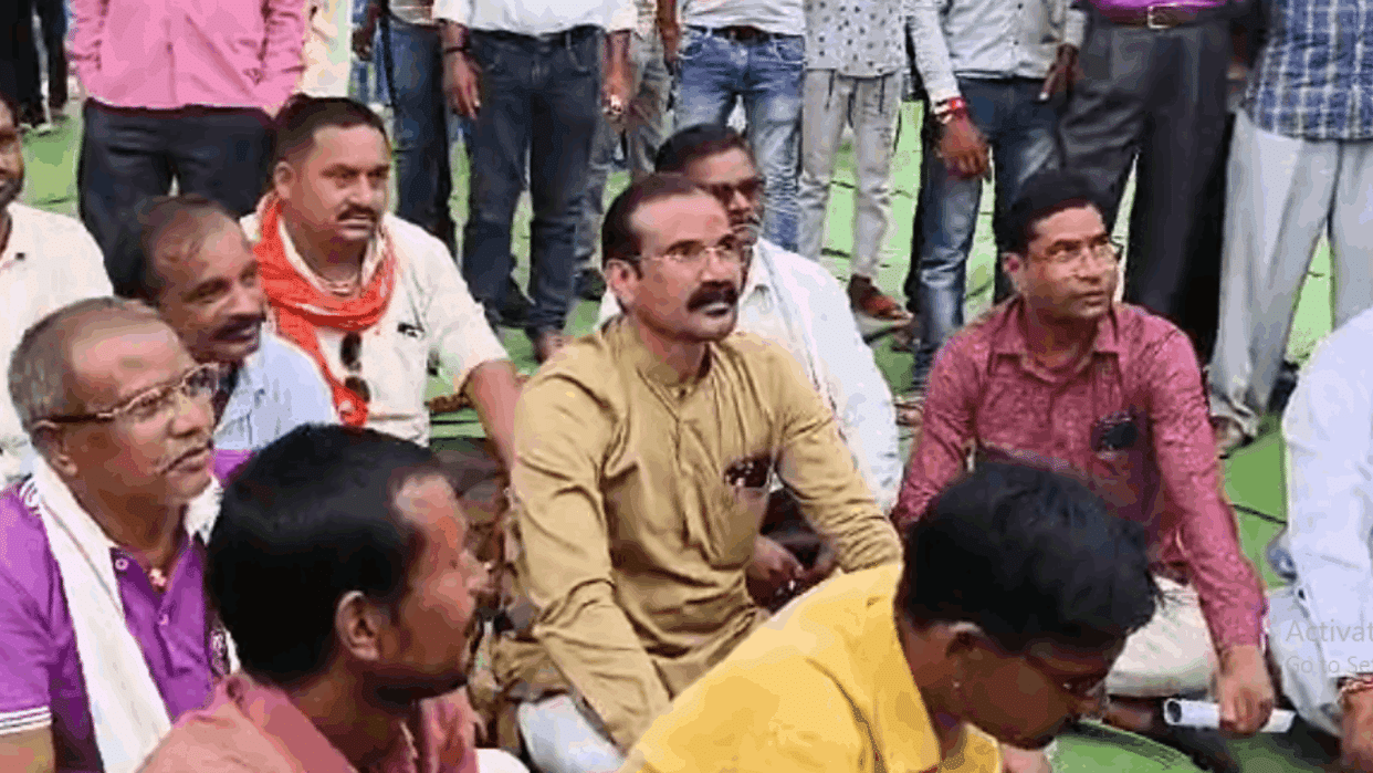 MLA sits on ground during Vidhan Sabha speaker programme and accuses administration