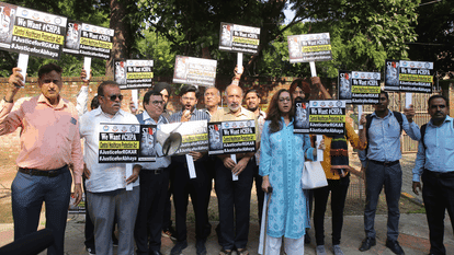 जंतर-मंतर पर जुटे डॉक्टर