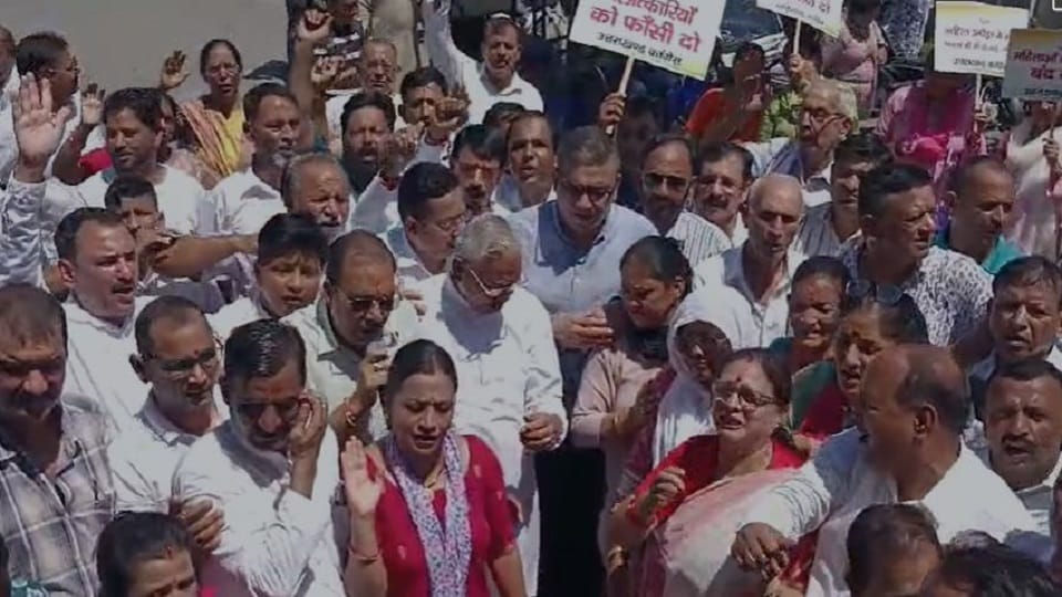 Congress protests against increasing crimes against women in haldwani