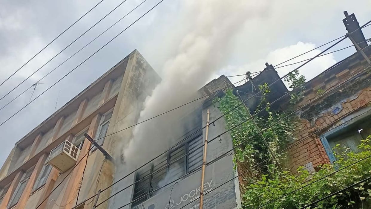 Farrukhabad: Fire broke out in a clothes shop due to short circuit, loss of lakhs