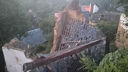 A tworoom kutcha house collapsed in Samleda village hamirpur, the house owner got injured