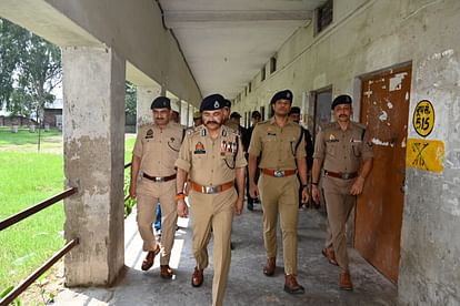 यूपी सिपाही भर्ती: डीजीपी ने परीक्षा केंद्र का किया निरीक्षण, बोले- सबसे बड़ी पुलिस परीक्षा कराने में सफल रहे UP Constable Recruitment: Today is the last day of examination, 22 suspects arrested on the fourth day, till n