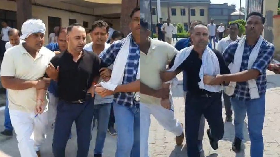 Vigilance action in Moradabad, Thakurdwara SDM's steno caught with bribe