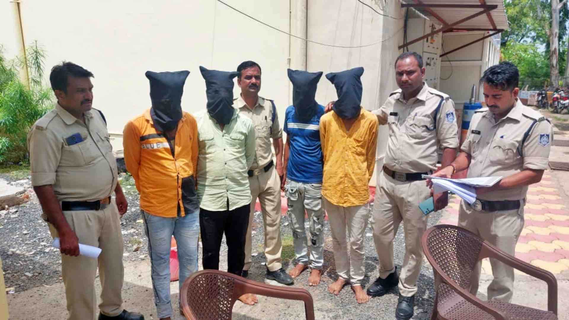 पुलिस की गिरफ्त में आरोपी।