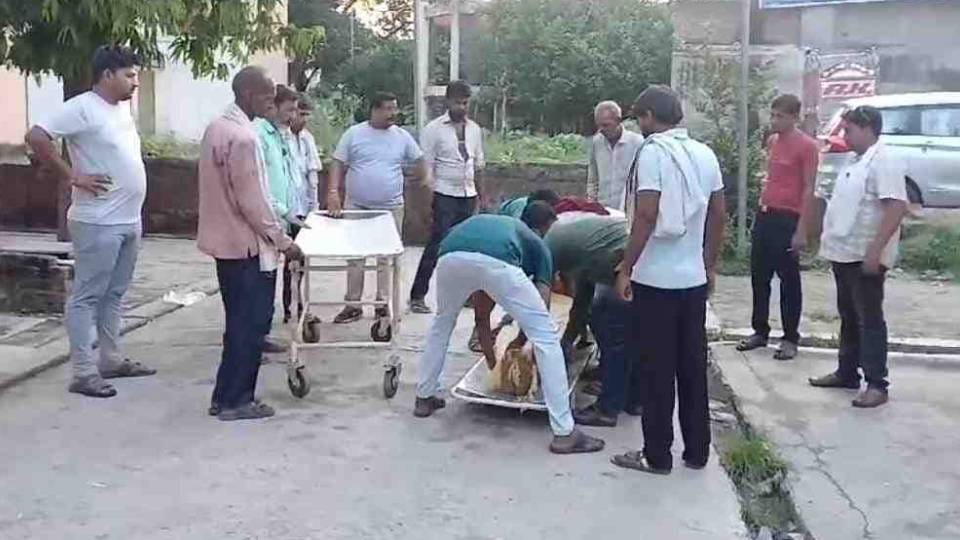 driver died due to fell who repairing truck wheel near station in Etah
