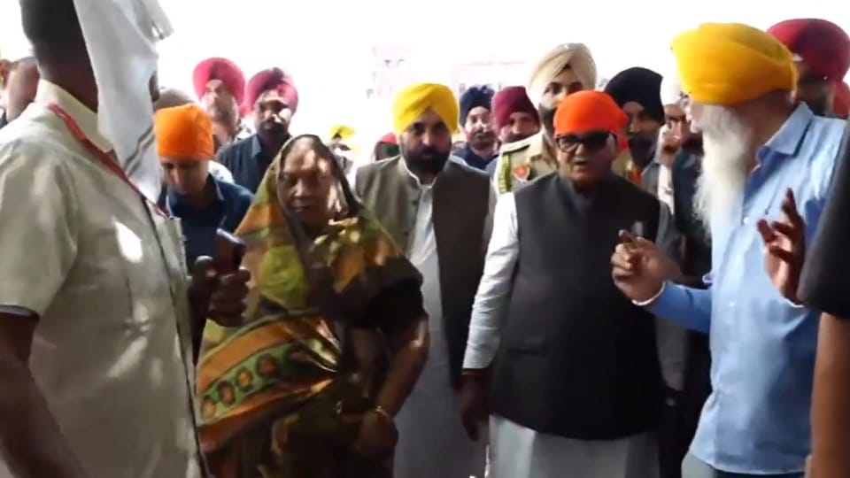 Cm Bhagwant Mann paid obeisance at Sri Harmandir Sahib along Governor Gulab Chand Kataria