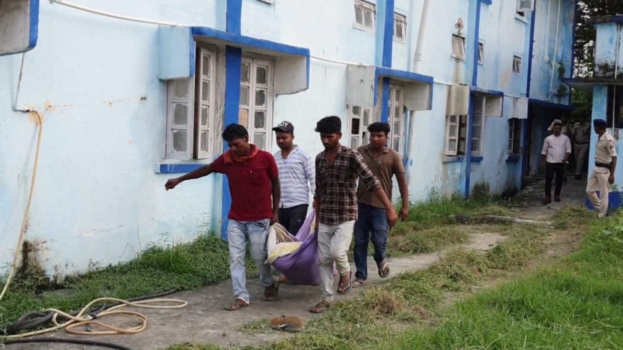 Saharsa News: Undertrial prisoner died; family carried body wrapped in sheet as stretcher not available