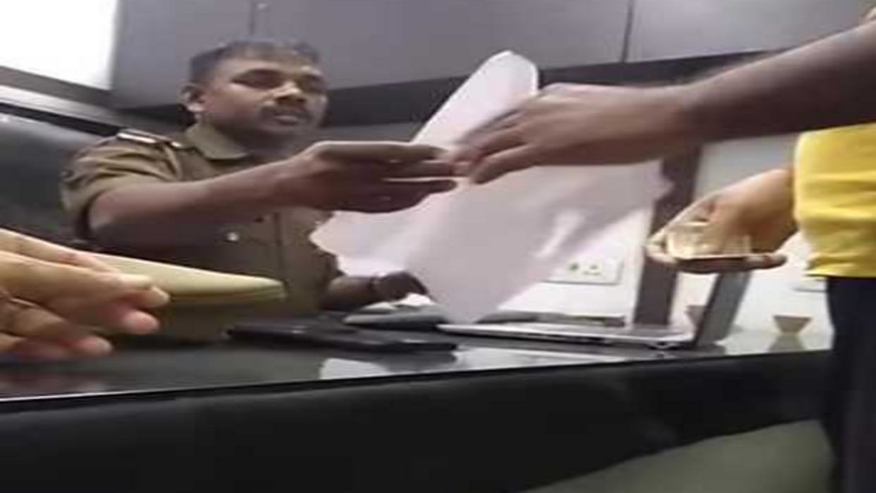 Prayagraj Police: Video of Civil Lines outpost in-charge taking money goes viral, suspended