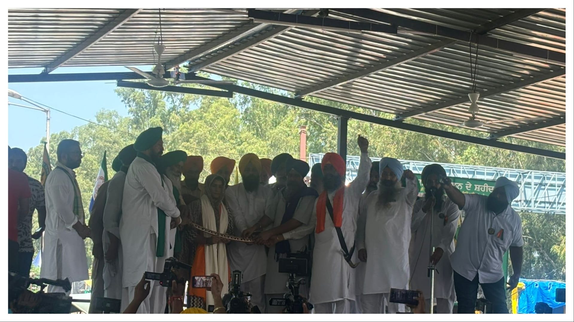 शंभू बार्डर पर पहलवान विनेश फोगाट को सम्मानित करते किसान।