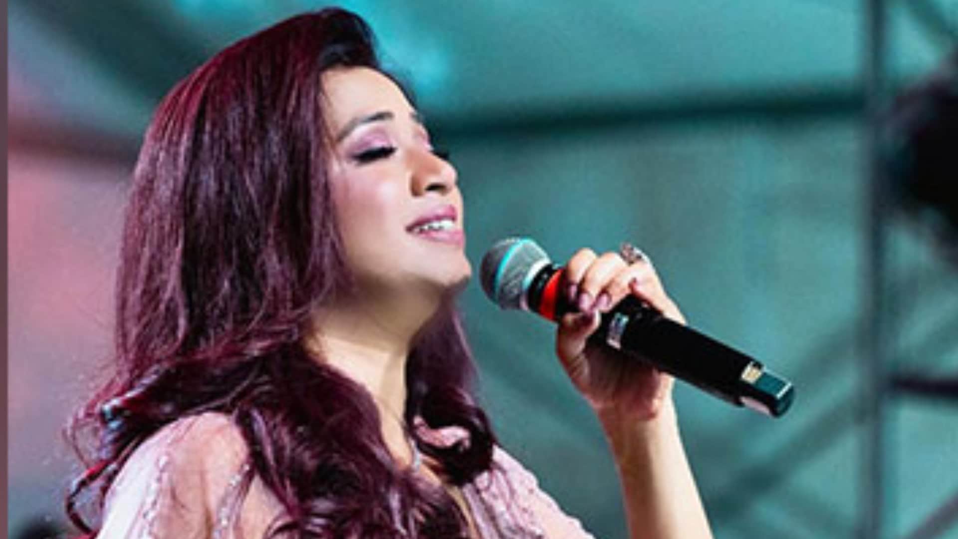 Coldplay Concert Shreya Ghoshal attended with her 70 year old father became emotional after listening the song