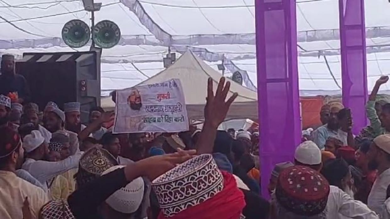 People arrived at Urs-e-razvi carrying banners demanding the release of Salman Azhari