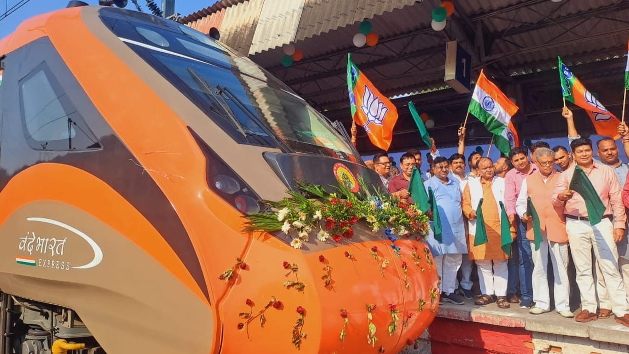 Vande Bharat welcomed with slogans of Bharat Mata at Bareilly Junction