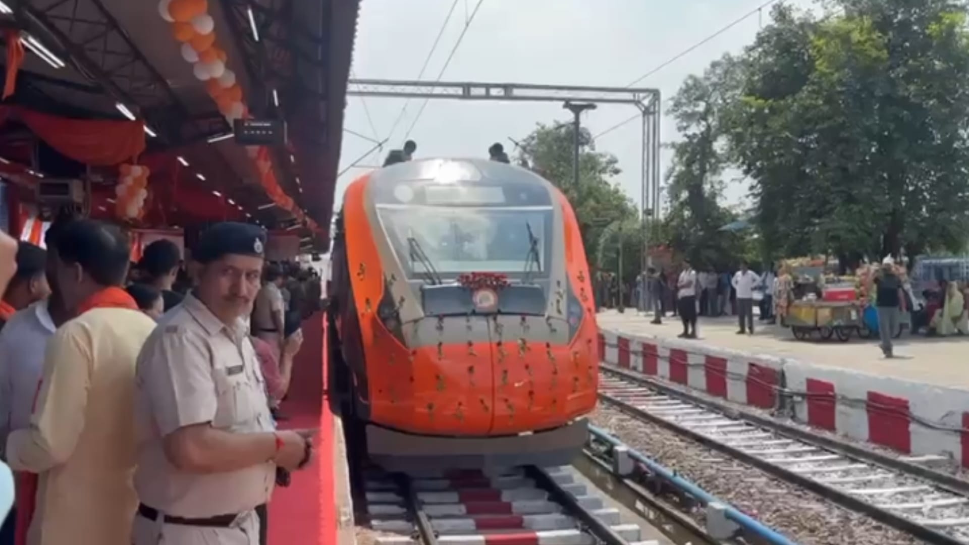 Vande Bharat Express started from Meerut to Lucknow, People Chants Bharat Mata Ki Jai