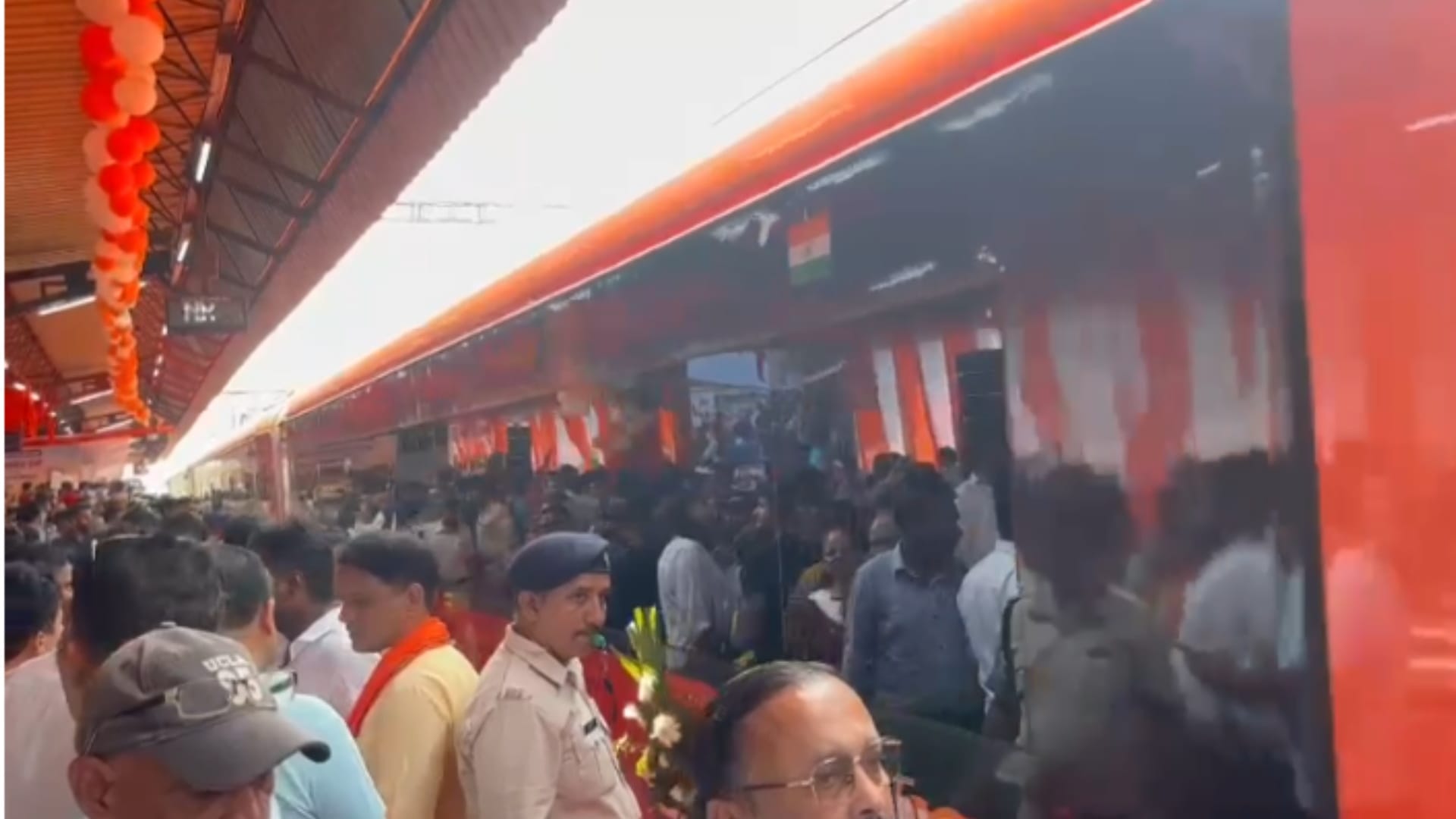 Vande Bharat Express started from Meerut to Lucknow, People Chants Bharat Mata Ki Jai