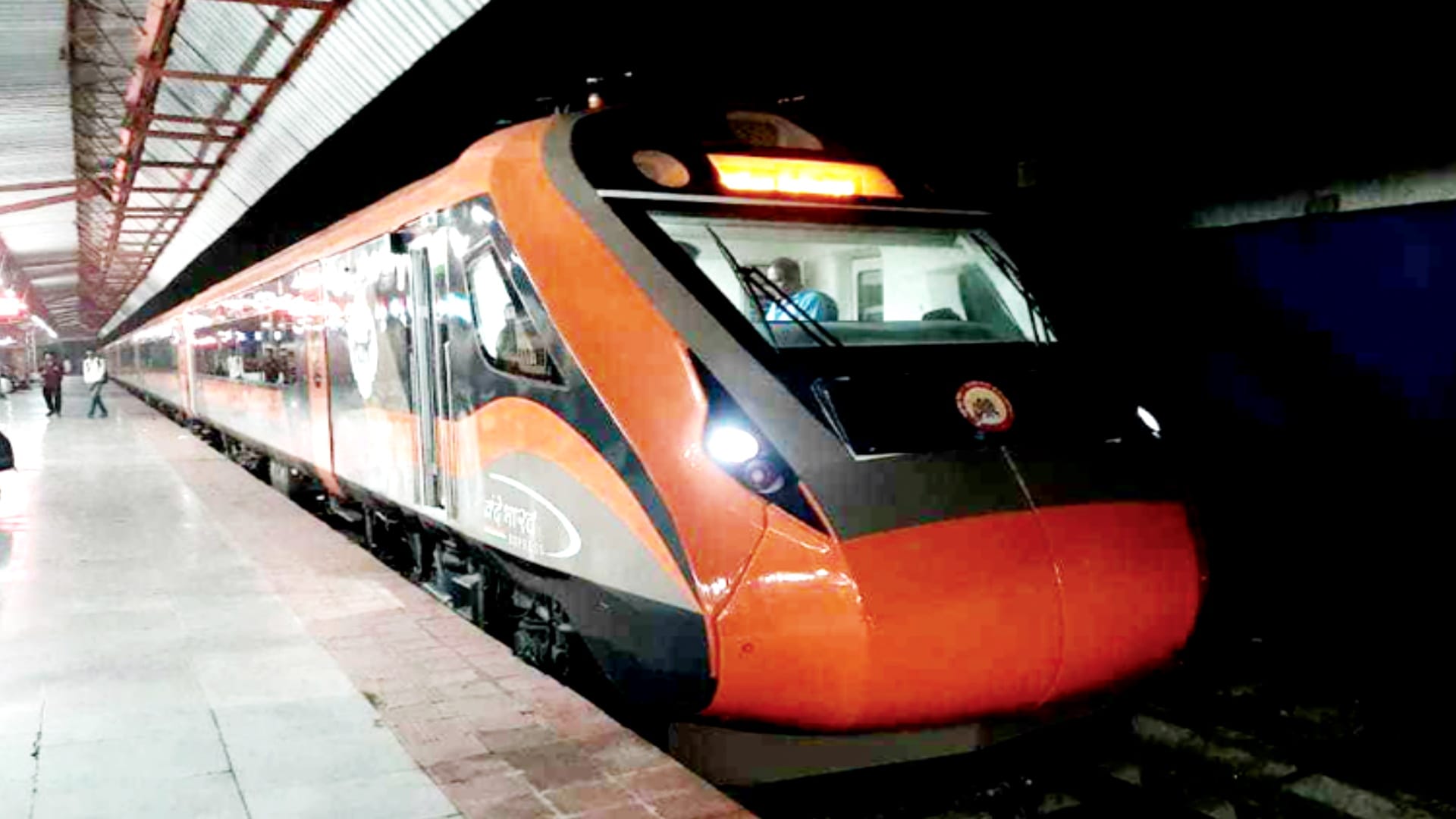 Vande Bharat: Passengers are not getting blankets in the train in this cold weather, blowers are not working