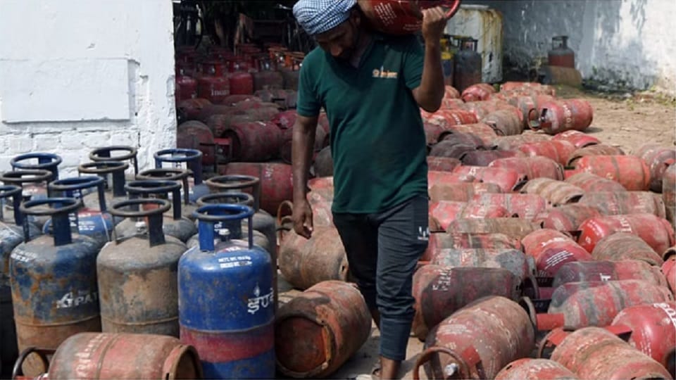Prices of commercial gas cylinders increased in Delhi