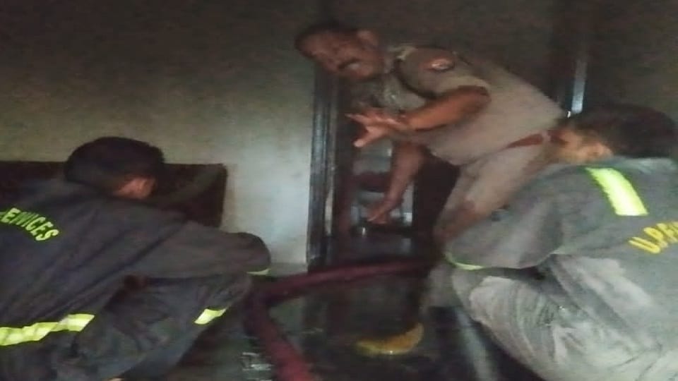 Saharanpur: Fire broke out in the house, police risked their lives to take out gas cylinders saved from fire