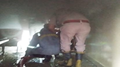 Saharanpur: Fire broke out in the house, police risked their lives to take out gas cylinders saved from fire