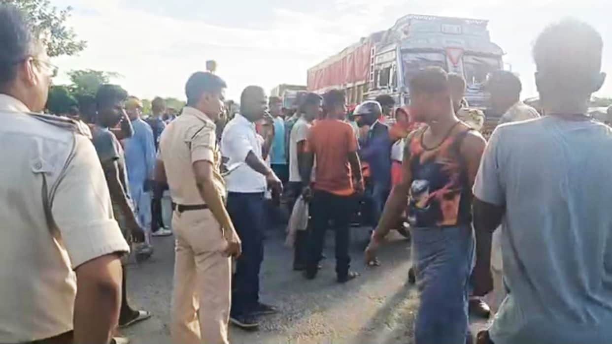 Accident News: Student died after being hit by truck in Supaul, one injured; Villagers block road in protest