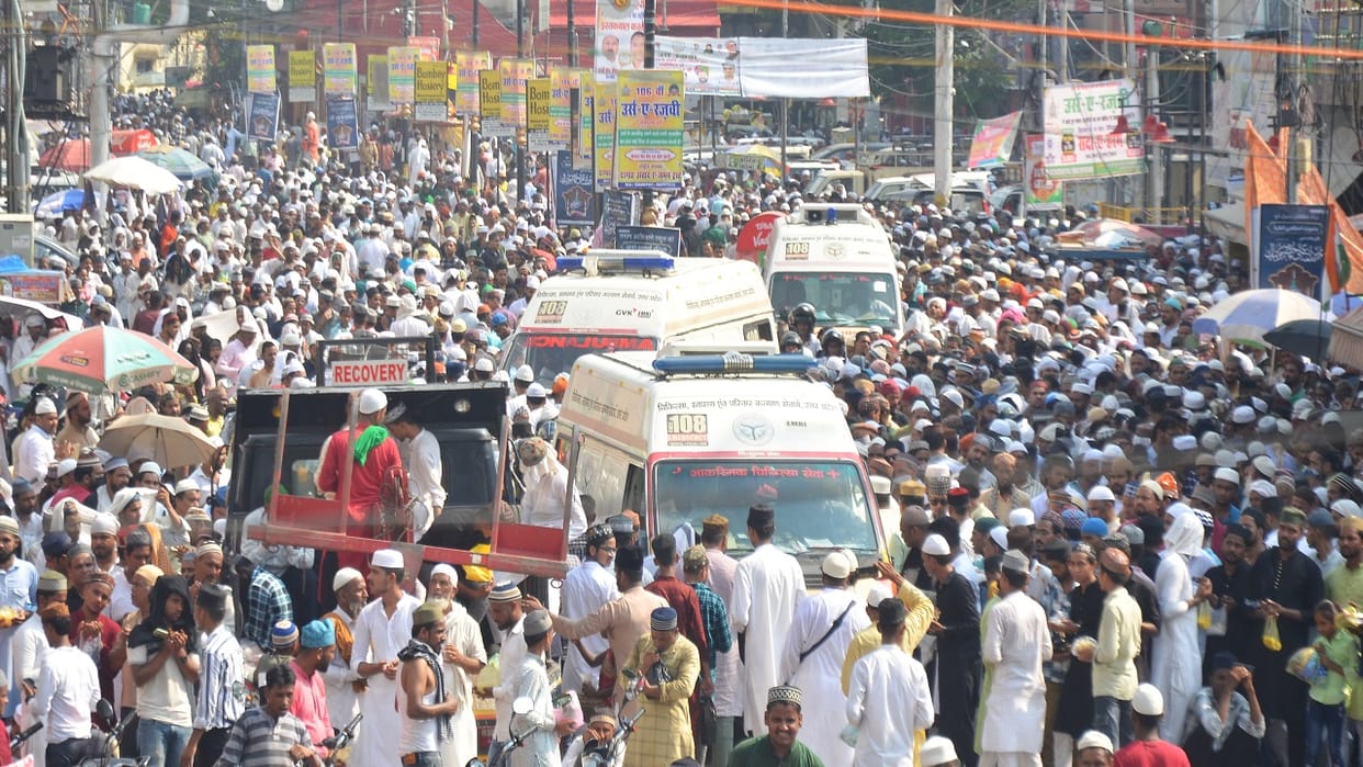Ambulance stuck in jam, pregnant woman writhing in pain