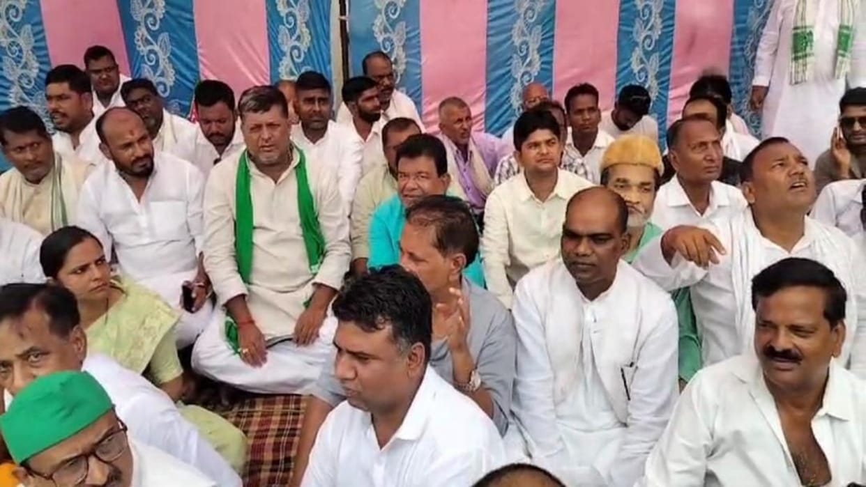 Chhapra: RJD protests on caste census and reservation issue; Former ministers Jitendra Rai, Surendra Ram