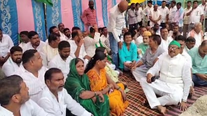 Chhapra: RJD protests on caste census and reservation issue; Former ministers Jitendra Rai, Surendra Ram
