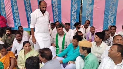 Chhapra: RJD protests on caste census and reservation issue; Former ministers Jitendra Rai, Surendra Ram