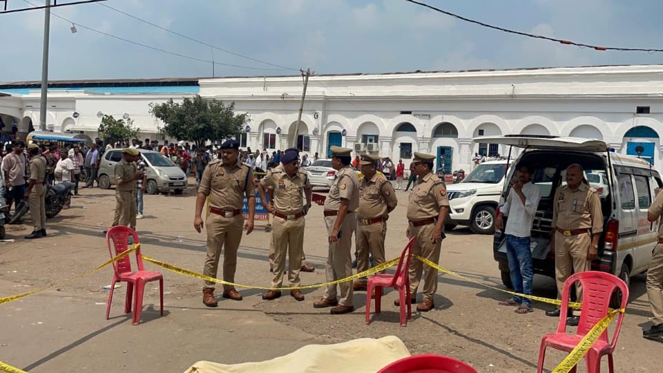 UP Crime News Young Man Murdered at Railway Station in Etawah See photos News in Hindi