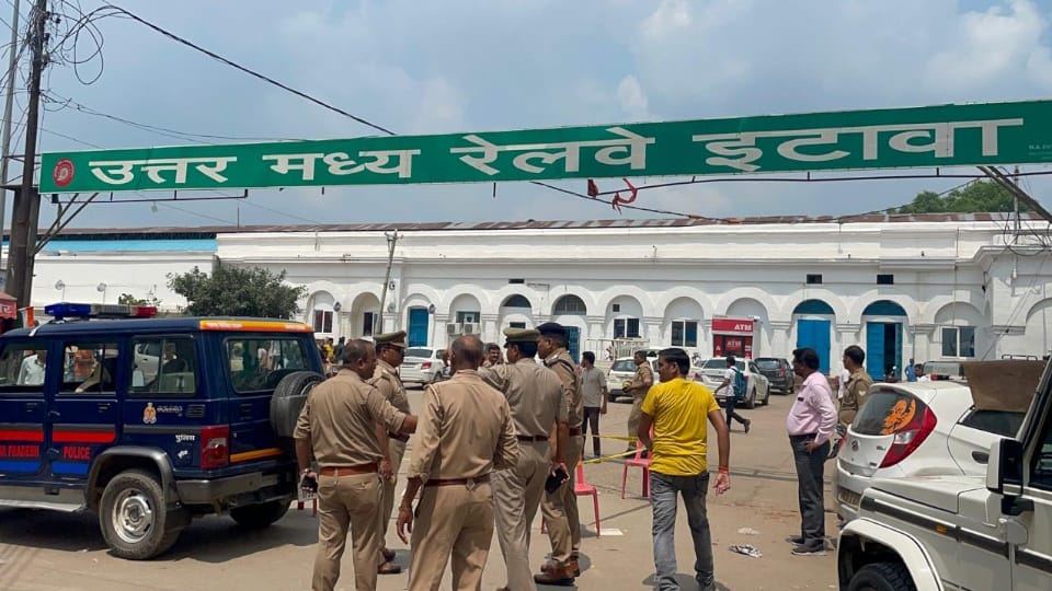UP Crime News Young Man Murdered at Railway Station in Etawah See photos News in Hindi