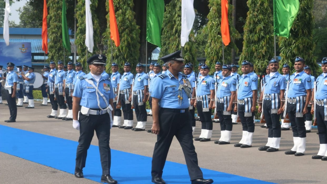 Air Force: Air Marshal Ashutosh Dixit took charge of Central Air Command, soldiers saluted