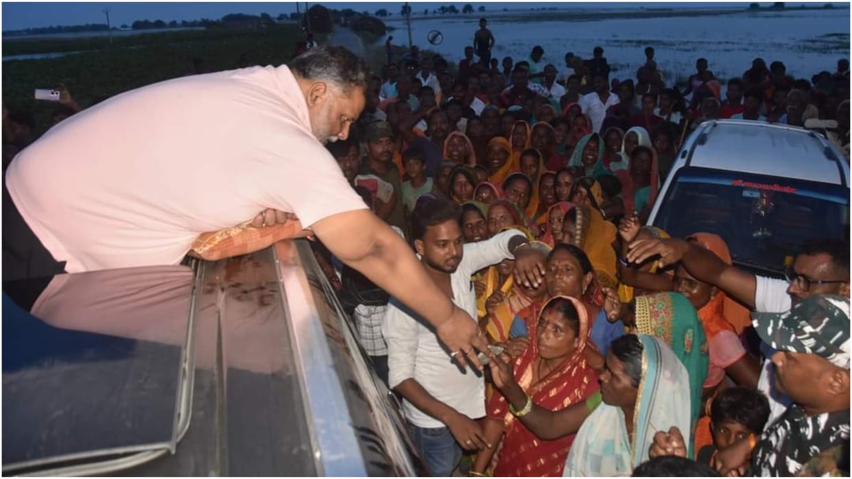 Hindi Bihar News : Purnea MP Pappu Yadav distributed money in flood situation area video viral Hindi news