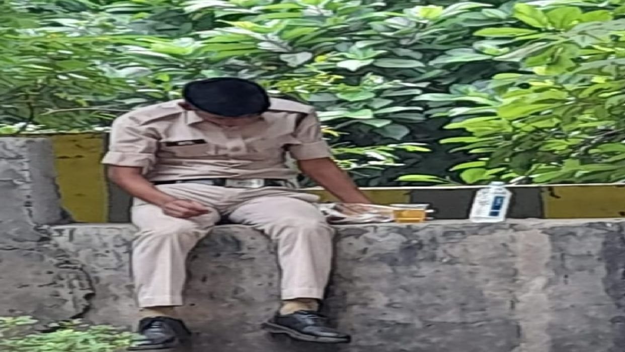 Video viral of on duty police drinking alcohol goes in Chhattisgarh