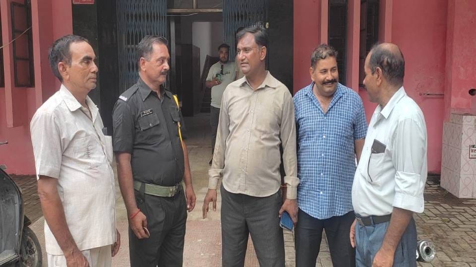 10-10 ex-servicemen have been deployed as guards in district hospital and 100-bed hospital In Mainpuri