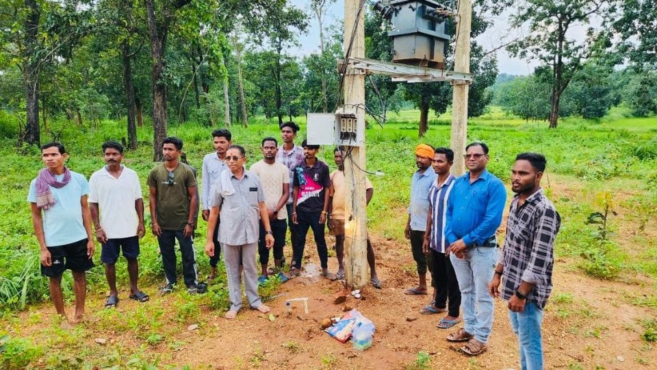 लाइनमैन सोनसाय बाकडे के परिश्रम से गांव में पहुंची बिजली