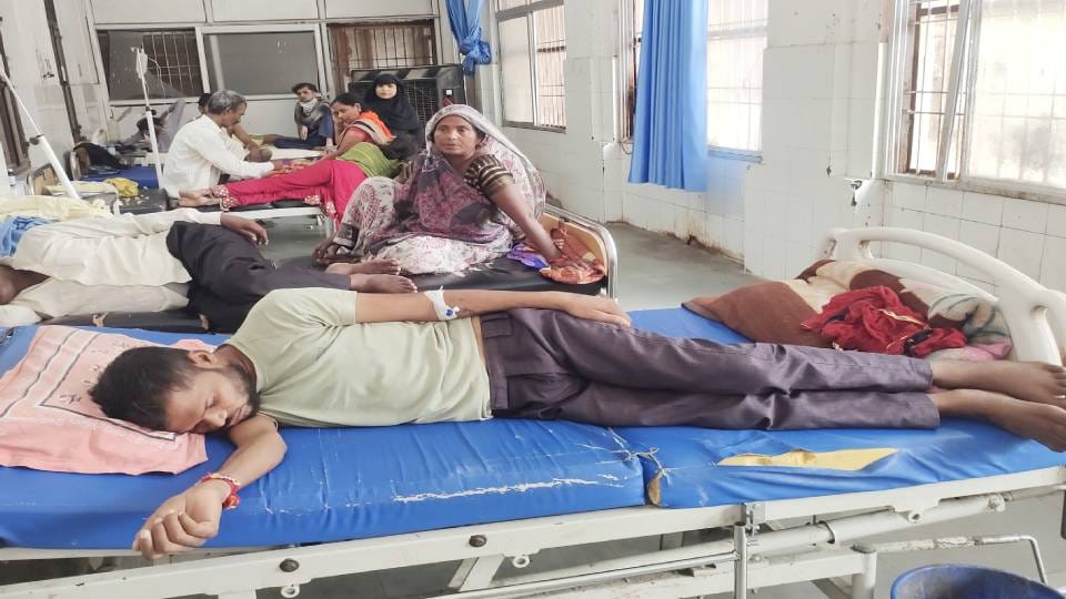 beds in medical college and other hospitals are full in Firozabad Due to increase in viral fever patients