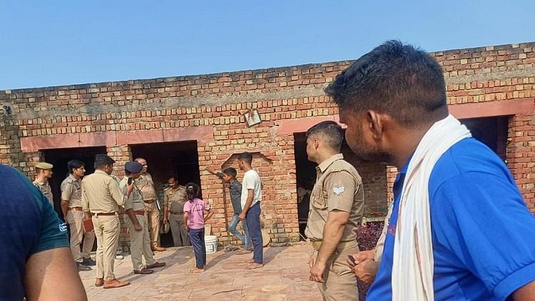 Agra: घर के आंगन में मिली विवाहिता की अधजली लाश, हत्या या आत्महत्या...इन सवालों में उलझी पुलिस