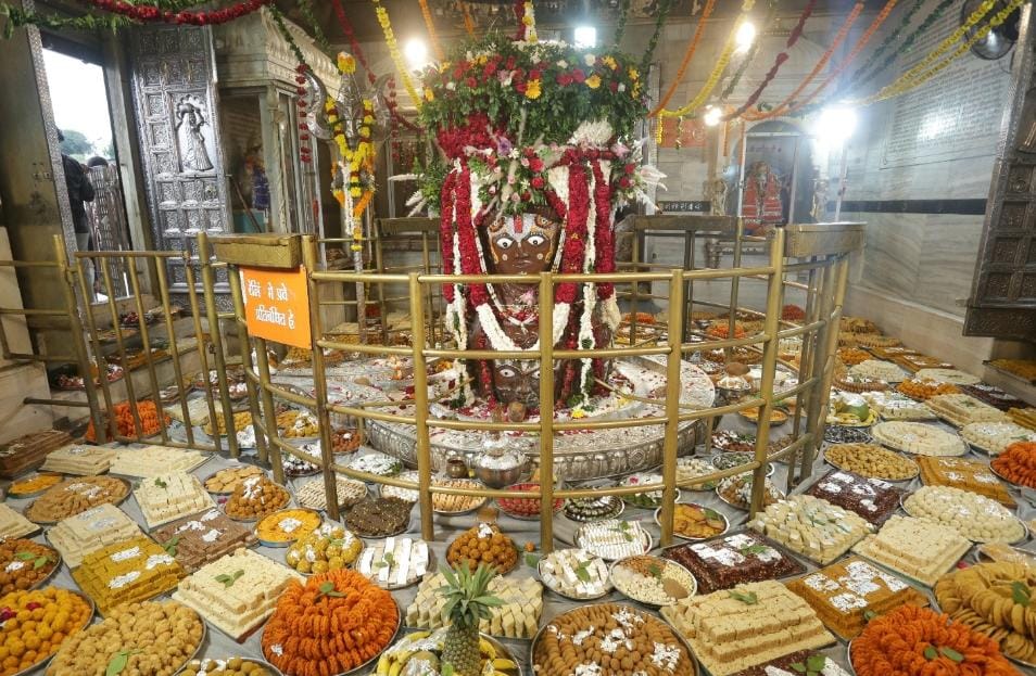 मंदसौर में भगवान पशुपतिनाथ को 56 भोग अर्पित किया गया।
