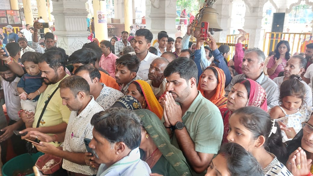 Mandsaur: Lord Pashupatinath was beautifully decorated and offered 56 offerings