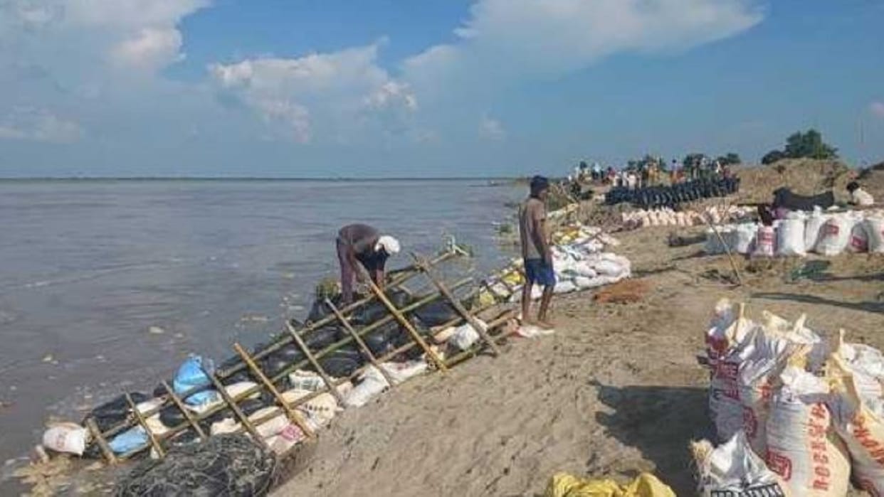 Village in the grip of river Ghaghra 14 families migrated in lakhimpur kheri