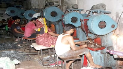 नौरंगाबाद स्थित ताले की फैक्ट्री में पावर प्रैस काम करते मजदूर
