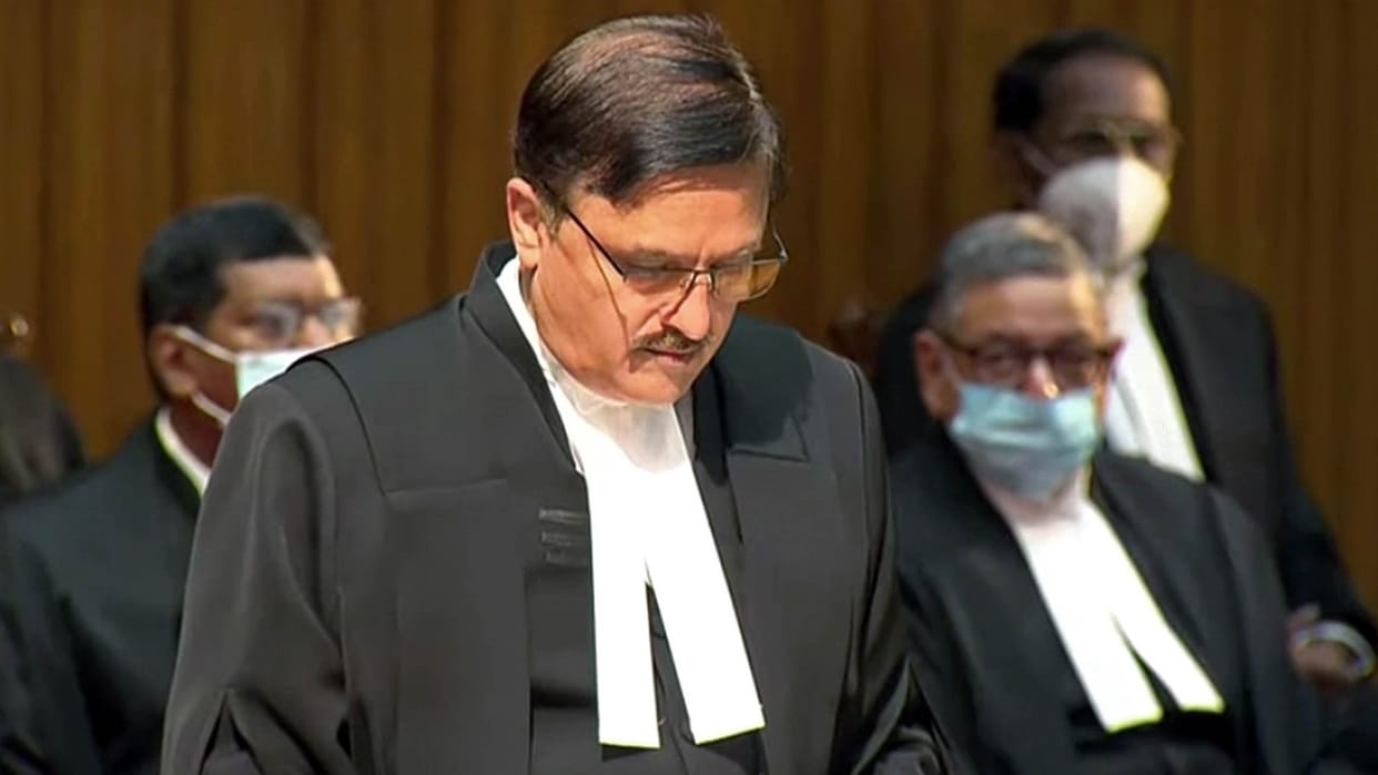 Justice Abhay Oka got angry after seeing illegal banners in Thane, said- Bombay HC order is not being followed