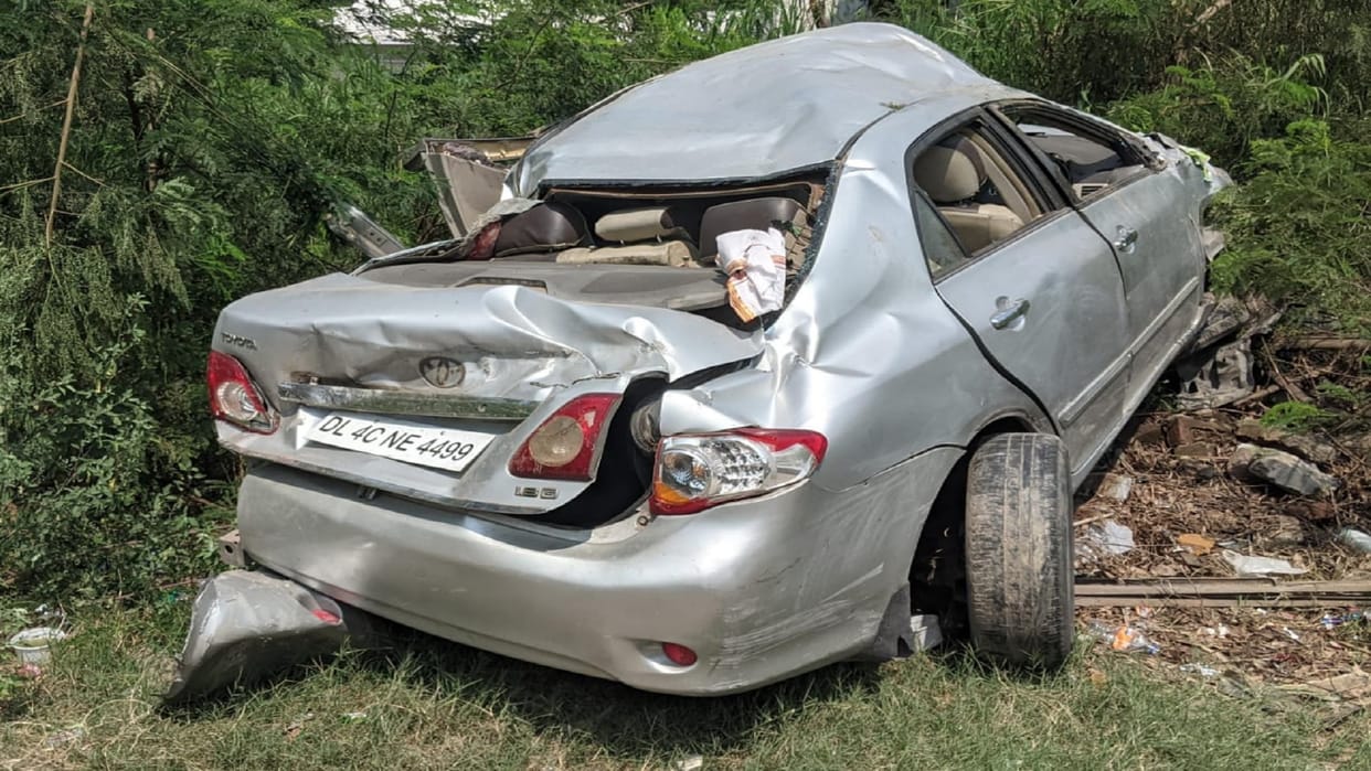 big Road Accident in Ghaziabad Two killed including a Delhi Police constable
