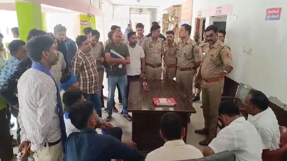 Dispute between Shikshamitra and assistant teacher remained heated in Amroha