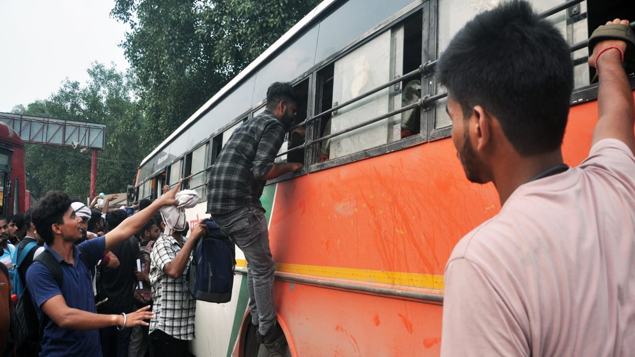 Police Recruitment: Four special trains ran for the candidates, there was crowd in the buses