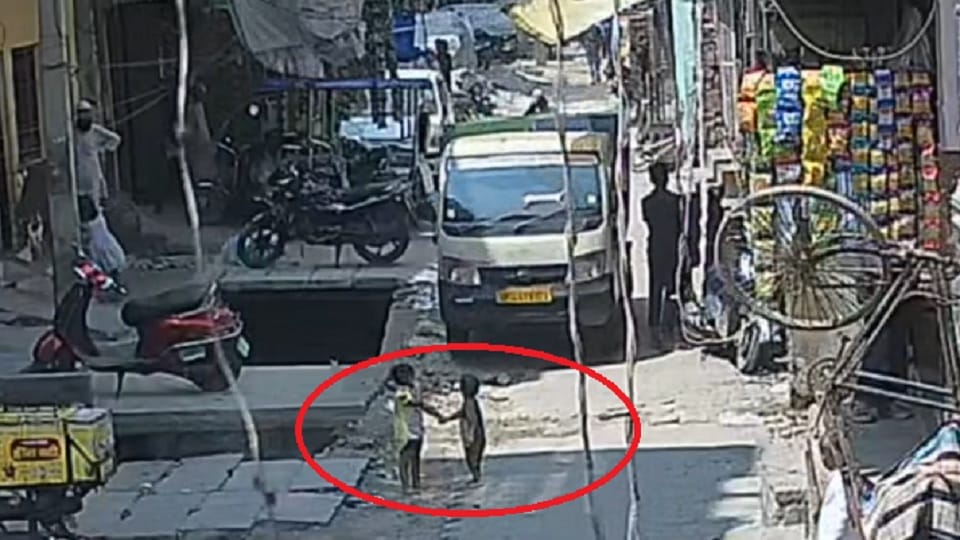 Ghaziabad Municipal Corporation's tempo driver crushed the girl