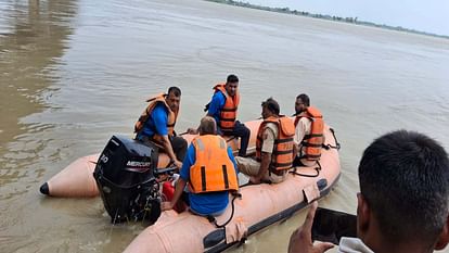 Kanpur: NDRF team entered Ganga in search of Deputy Director