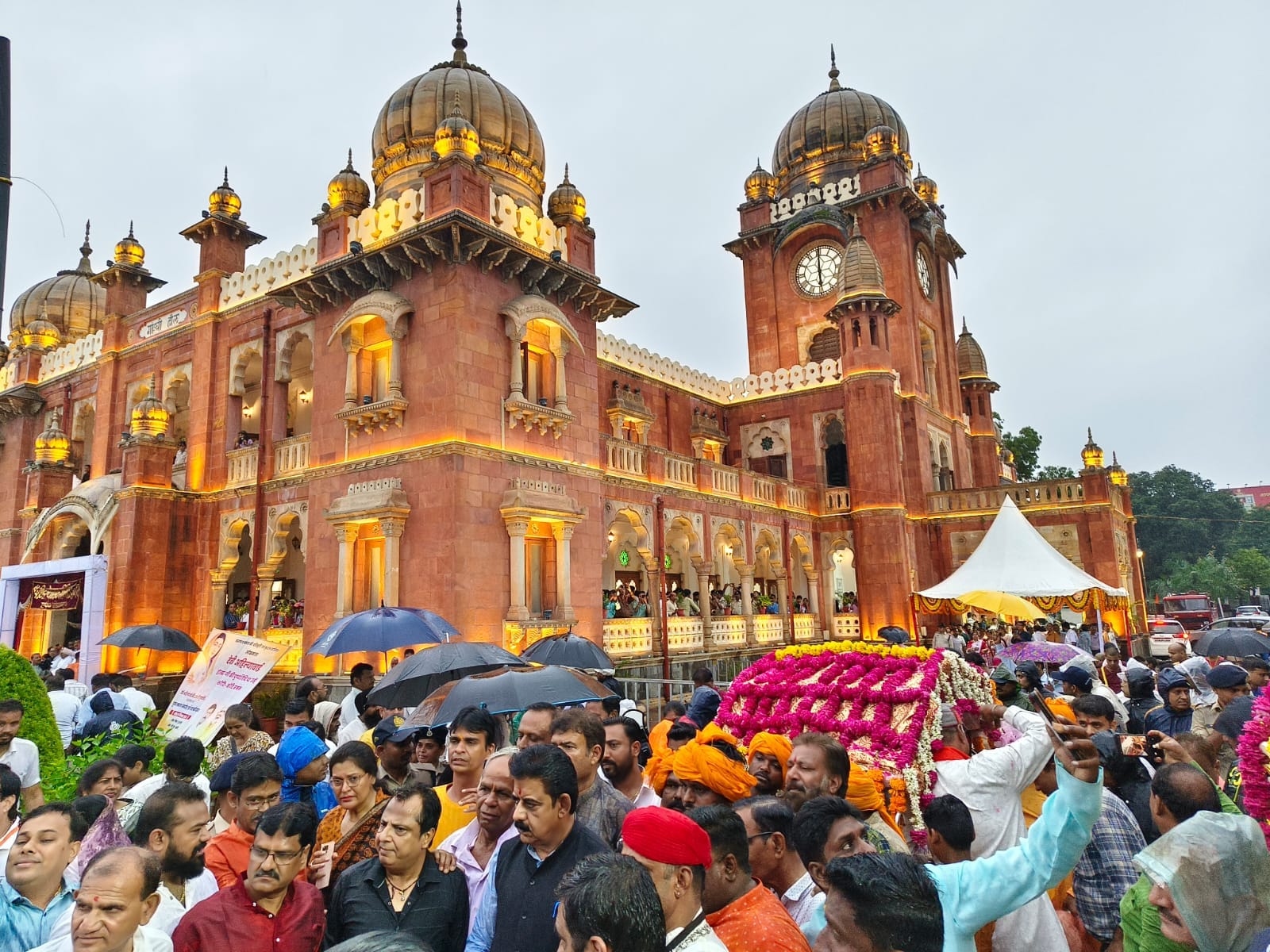 Indore: Goddess Ahilya's palanquin welcomed in the city