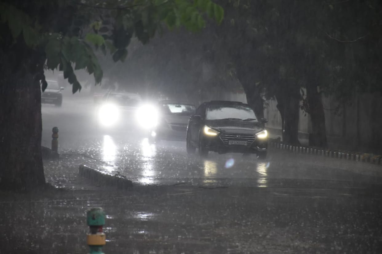 UP: rain in many districts in Uttar Pradesh.