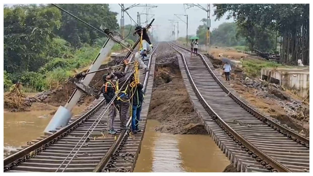 Weather Update Rain Alert in Andhra Pradesh and Telangana 18 Dead Several Trains Cancelled photos