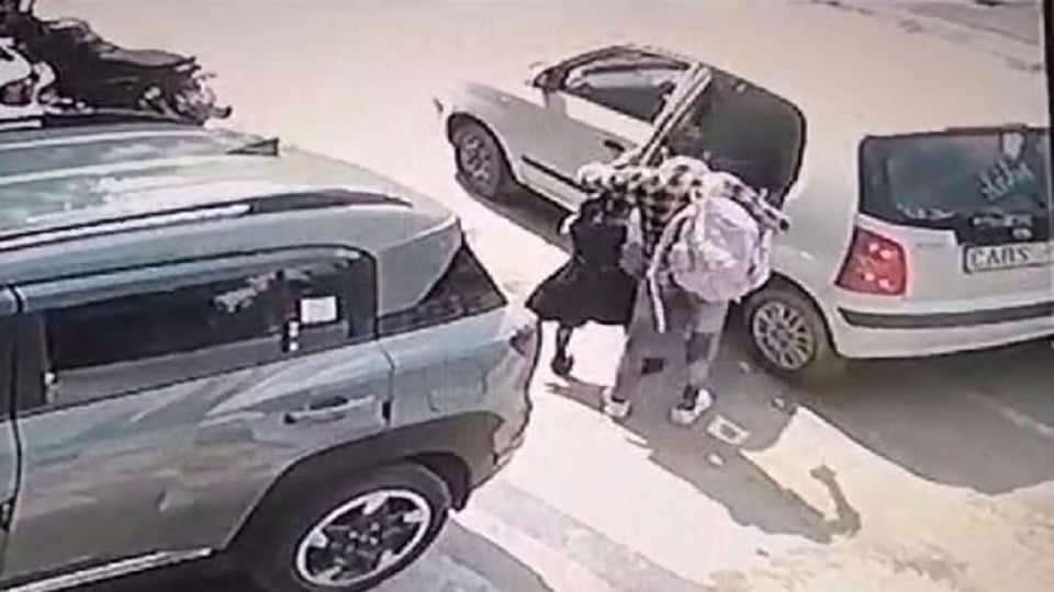 Kidnapping of an innocent child in Meerut: Mother burst into tears after seeing the child, hugged her daughter